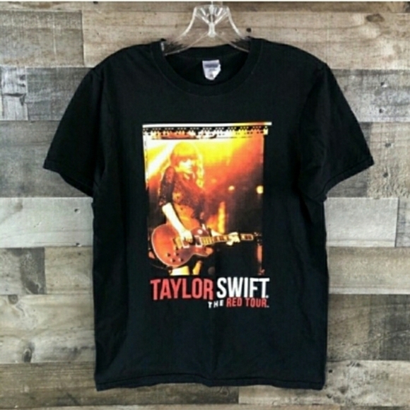 Gildan Tops - Taylor Swift The Red Tour‎ Short Sleeve Tee Womens Small